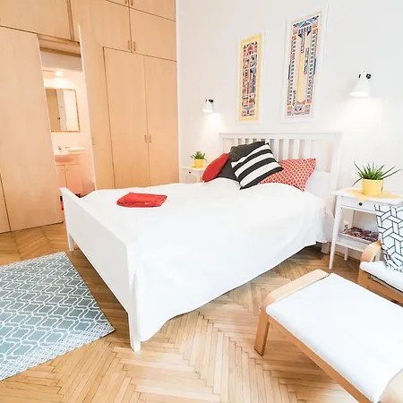 Apartment Anker At Deak Sq. *