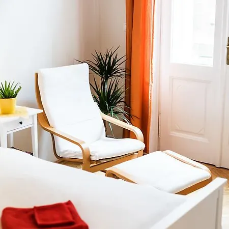 Apartment Anker At Deak Sq.